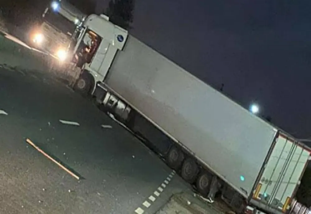 Accident pe DN 1B. Un TIR a avariat două garduri, o mașină parcată și un branșament de gaze- VIDEO