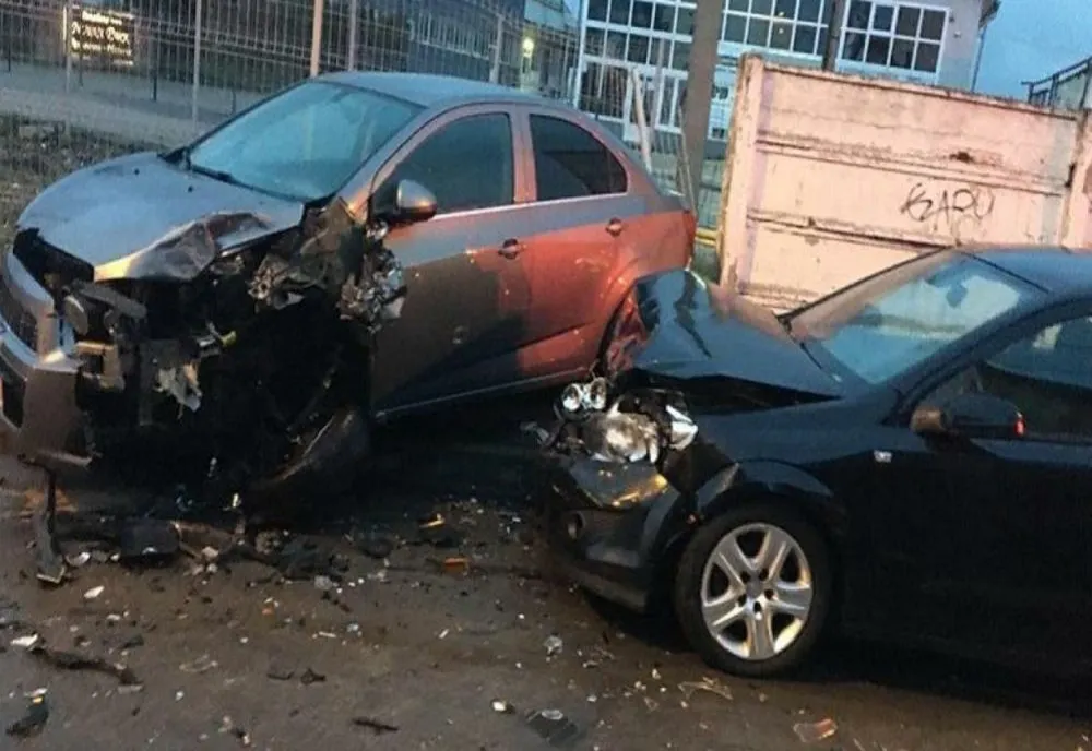 Accident în lanț în Ploiești. Cinci mașini au fost avariate iar două persoane rănite 