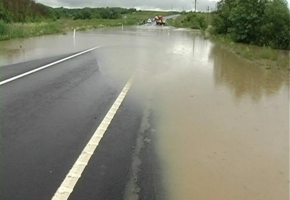 Prahova. Circulație îngreunată pe DN 1 în zona Gării Sinaia, din cauza precipitațiilor