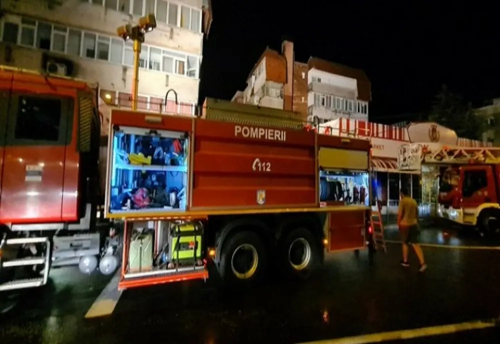 Câmpina. Acoperișul unui bloc a luat foc după ce a fost lovit de trăsnet. Zeci de persoane, evacuate