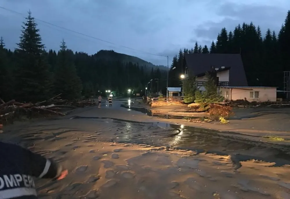 Sinaia, măturată de viitură. Un autoturism a fost luat de ape, mai multe case sunt afectate- VIDEO