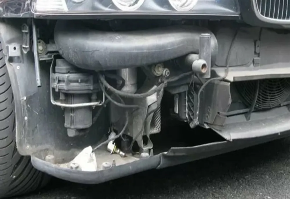 Prahovean arestat după ce a fost prins furând componente de la maşini parcate. Complicele acestuia, căutat