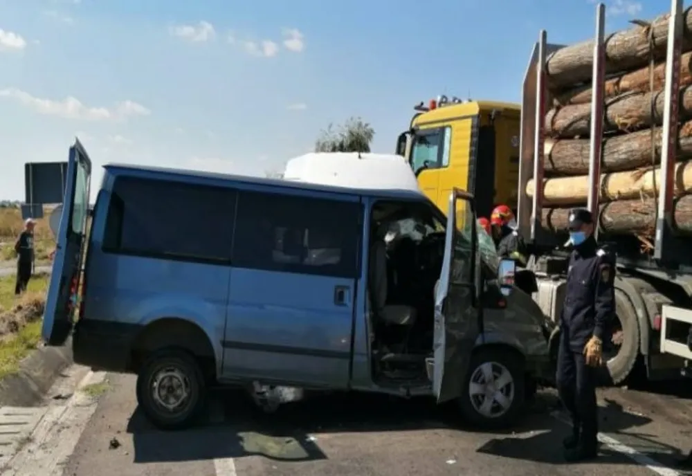 Cinci persoane rănite după un accident între două microbuze şi un TIR încărcat cu lemne