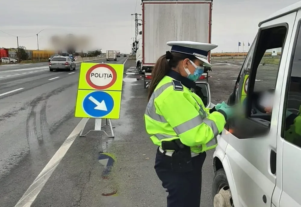 Prahova. Polițiștii rutieri verifică respectarea prevederilor privind transportul rutier public de persoane, și purtarea măștii de protecție în interiorul acestora