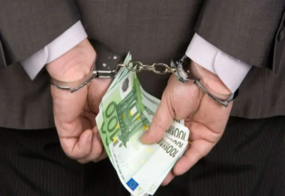 Prahova/ Persoană trimisă în judecată, după ce a încercat să mituiască un polițist cu 10.000 de lei
