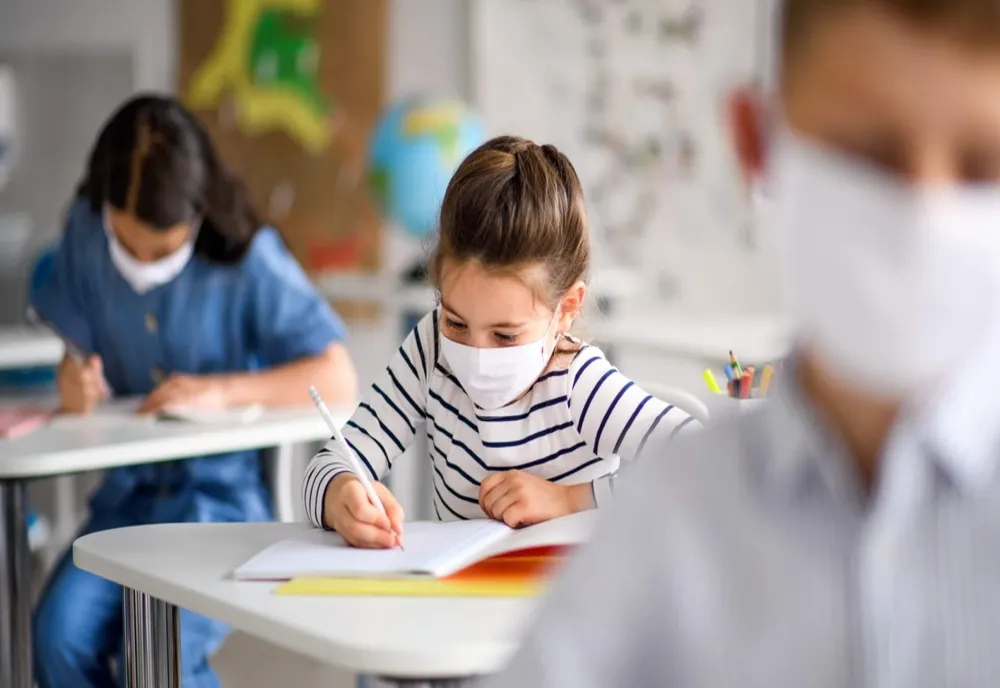 Zeci de clase de elevi și grupe de preșcolari au trecut în on-line, în Prahova