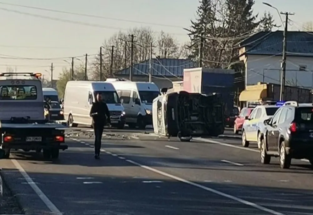 Dubiță răsturnată pe DN 1, la Pucheni. Șoferul a ajuns la spital