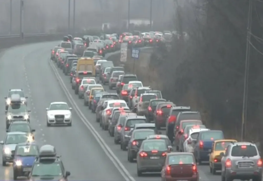 Trafic aglomerat pe DN 1. Coloane de maşini pe Valea Prahovei