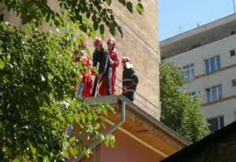Prahova. O femeie a murit după ce s-a aruncat de la etajul IV al unui bloc de locuit din Ploieşti