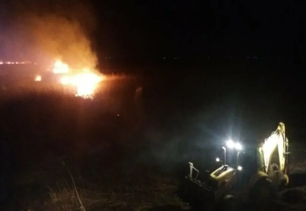 Prahova. Incendiu violent de vegetație. Flăcările s-au extins în zona de pădure