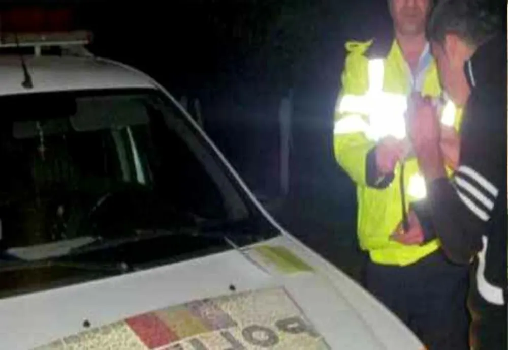 Două autoturisme parcate, avariate azi-noapte de un şofer băut