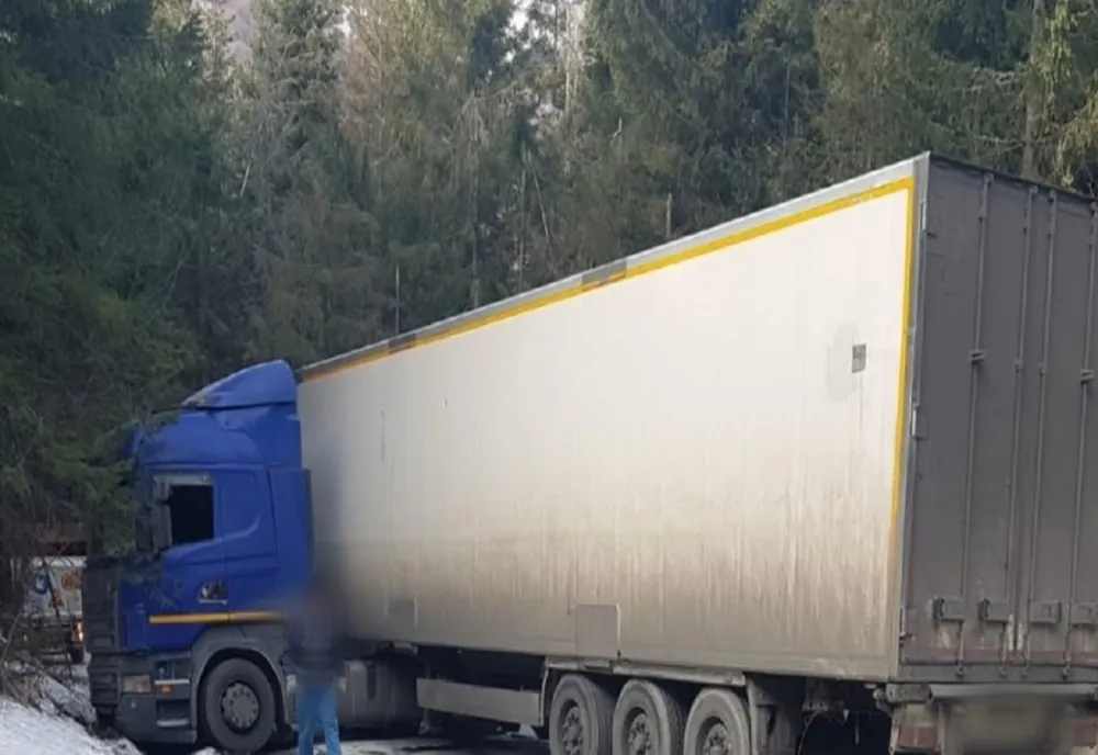 Trafic blocat pe DN1A. Un TIR a derapat