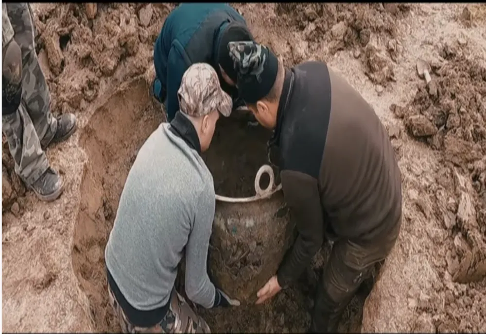 Vas celtic, descoperit de 5 prahoveni pasionaţi de vestigiile istorice- Video