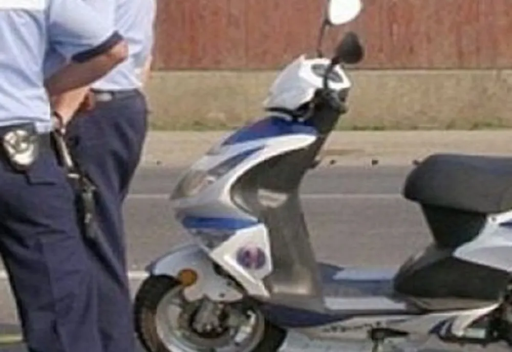 Prahova. Tânăr cercetat penal după ce a condus mopedul fără permis
