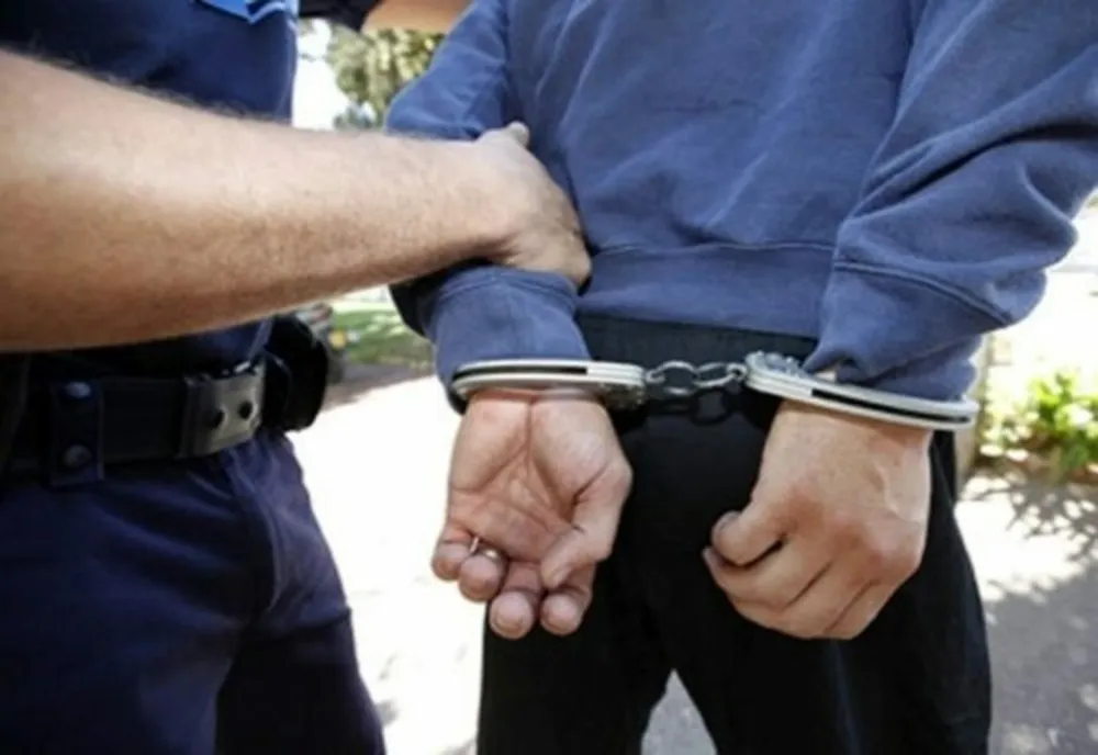 Prahova. Bărbat reţinut după ce a tăiat anvelopele mai multor maşini din Ploieşti
