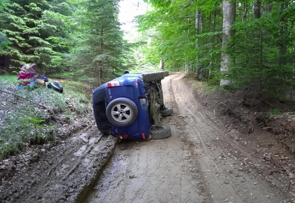 Prahova. O familie cu doi copii s-a răsturnatcu maşina în munţii Ciucaş