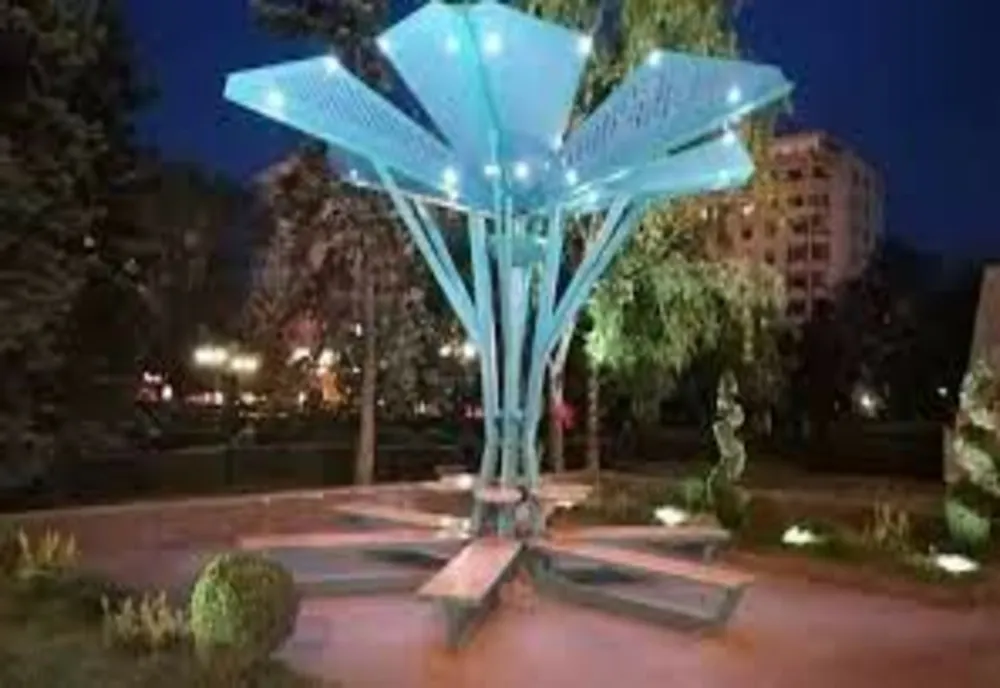 Municipiul Ploieşti are un nou spaţiu modern de relaxare - Copacul fotovoltaic!