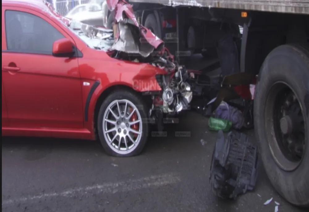 Accident rutier pe DN1,  la Sinaia. O semiremorcă s-a desprins în mers şi a lovit un autoturism