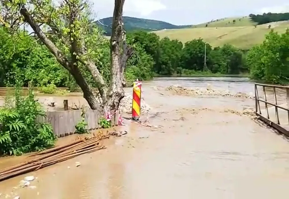 RIsc crescut de inundații, în zonele cu avertizare de ploi și vijelii. Vezi zonele afectate