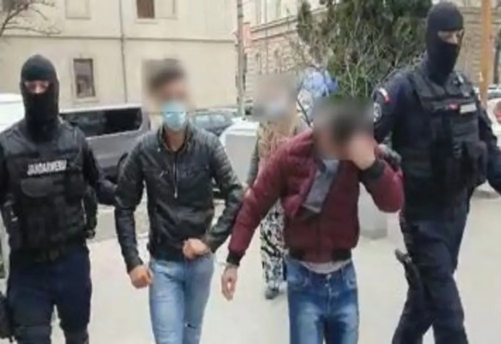 Bărbaţi prinşi în flagrant după ce au vândut peste 3,7 kilograme de cannabis