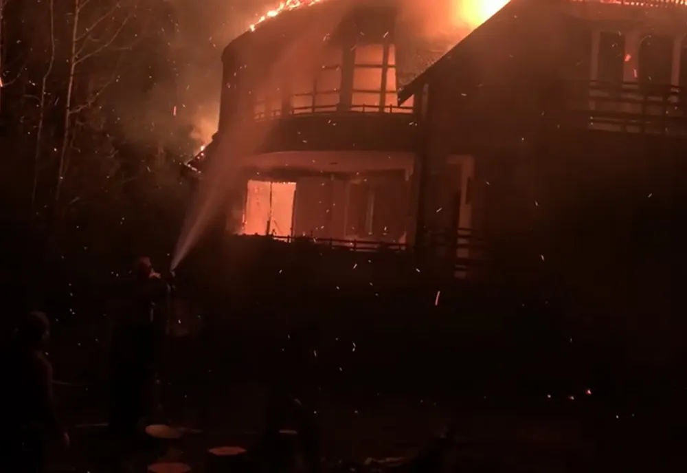 Incendiu în Măneciu. O vilă din Cheia a ars în această noaptea