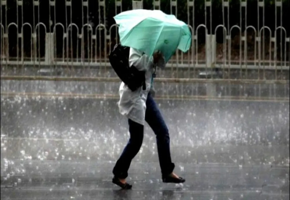 Alertă meteo. Cod galben de fenomene periculoase - rafale de vânt de până la 100 km/h