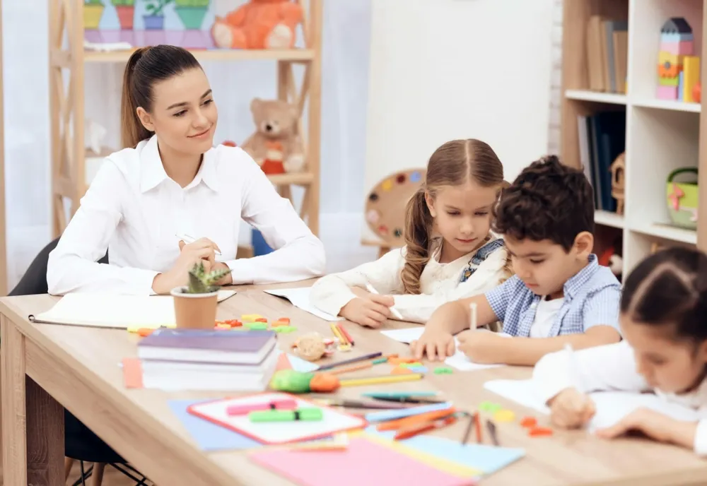Modificare majoră în educație. Absolvenții liceelor pedagogice vor mai putea preda doar în grădinițe și creșe