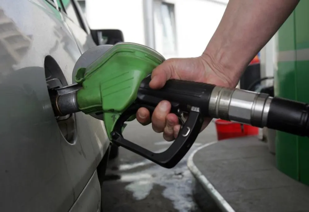 Petroliștii profitori care fac bani din orice scandal: noi scumpiri la pompă