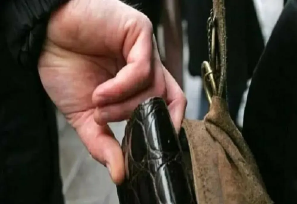 Prahova. O femeie a rămas fără 1.300 de lei. Hoțul a acționat într-un mijloc de transport în comun