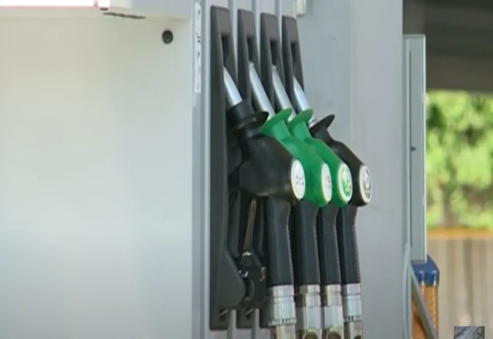 Accizele la carburanți se vor majora de mâine. Cu cât se scumpesc benzina și motorina