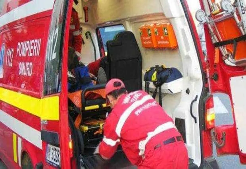 PRAHOVA: 3 RĂNIȚI ÎN URMA UNEI COLIZIUNI ÎNTRE UN AUTOTREN ȘI UN AUTOTURISM, PE A3