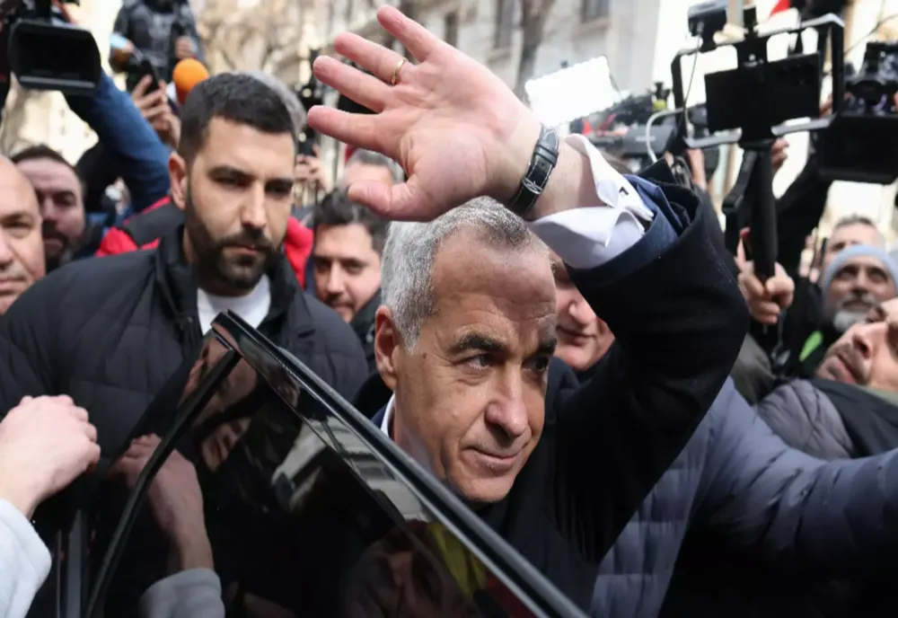 CĂLIN GEORGESCU A IEȘIT DE LA PARCHET, UNDE I S-A PRELUNGIT CONTROLUL JUDICIAR. OAMENII AU SCANDAT ”CĂLIN GEORGESCU PREȘEDINTE”