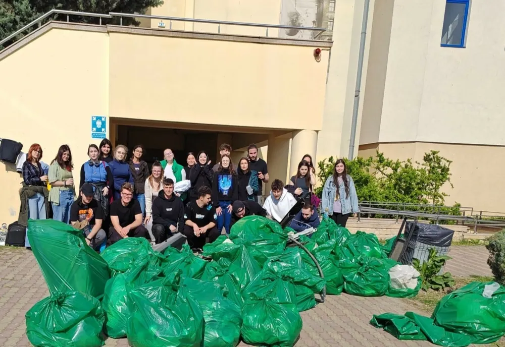 34 DE SACI COLECTAȚI PENTRU UN CAMPUS MAI CURAT