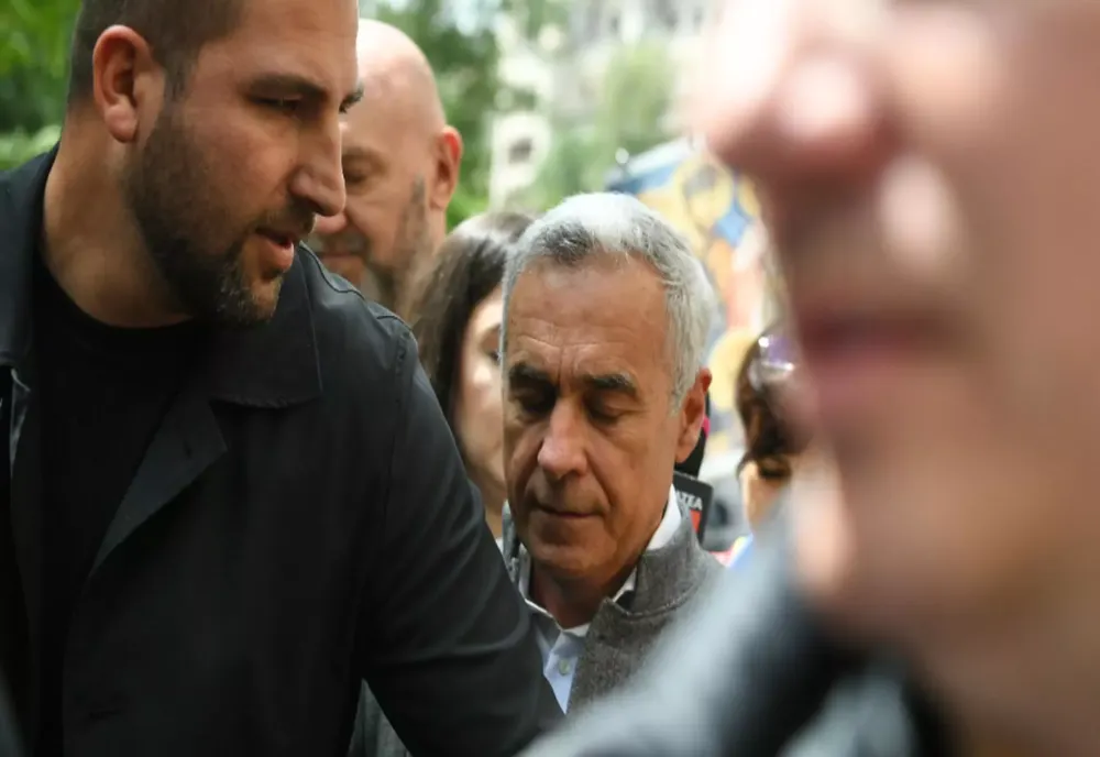 CĂLIN GEORGESCU A DEVENIT INCULPAT ÎNTR-UN NOU DOSAR. SUTE DE OAMENI S-AU STRÂNS LA PARCHET PENTRU A-L SUSȚINE PE CANDIDATUL INTERZIS