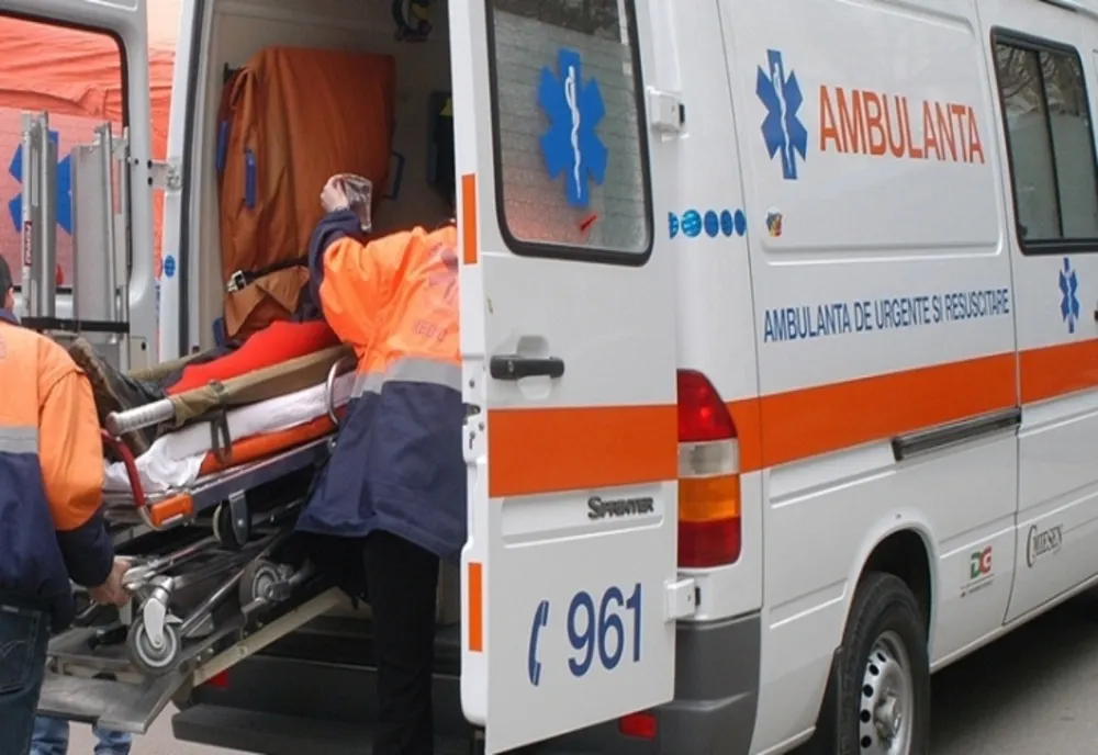 Un pacient de 85 de ani a fost scăpat de pe targă în timp ce era transferat între spitale. E internat în stare gravă