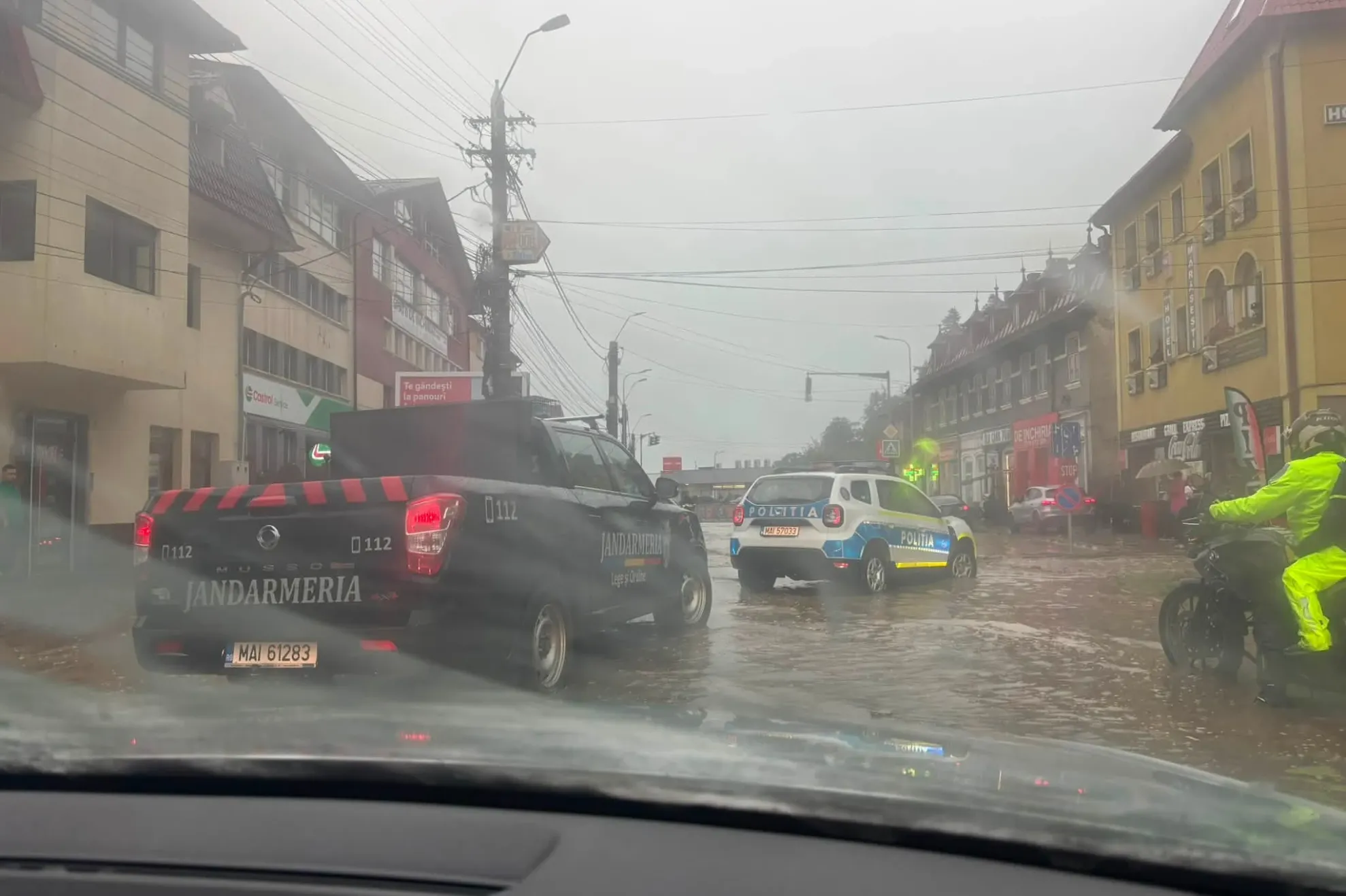 Bușteni sub ape / foto: Info Trafic