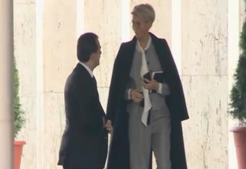   Video  Premierul Ludovic Orban a ajuns la Guvern, unde a fost întâmpinat de Raluca Turcan 