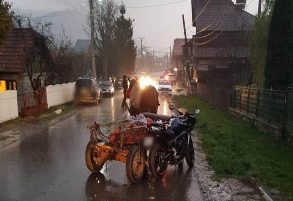Accident între o căruță și o motocicletă la Valea Doftanei. Motociclistul, transportat la spital