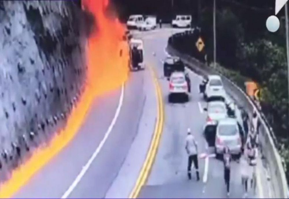   Video  Momentul în care un camion care transporta combustibil s-a răsturnat pe stradă, în Brazilia 