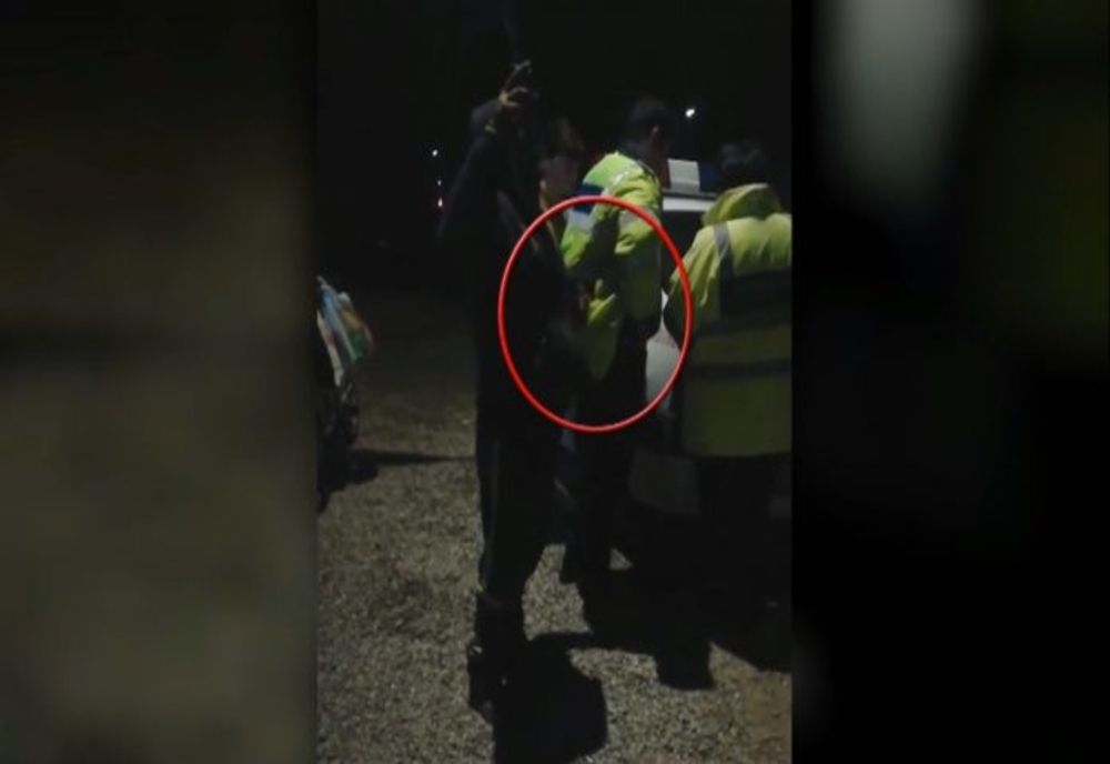 VIDEO – Dosar penal și anchetă internă la IPJ Prahova după ce un bărbat i-a furat țigările din buzunar unui polițist prahovean
