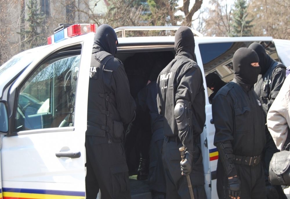 Percheziții în Ploiești la persoane bănuite de tâlhărie. Doi tineri au fost reținuți