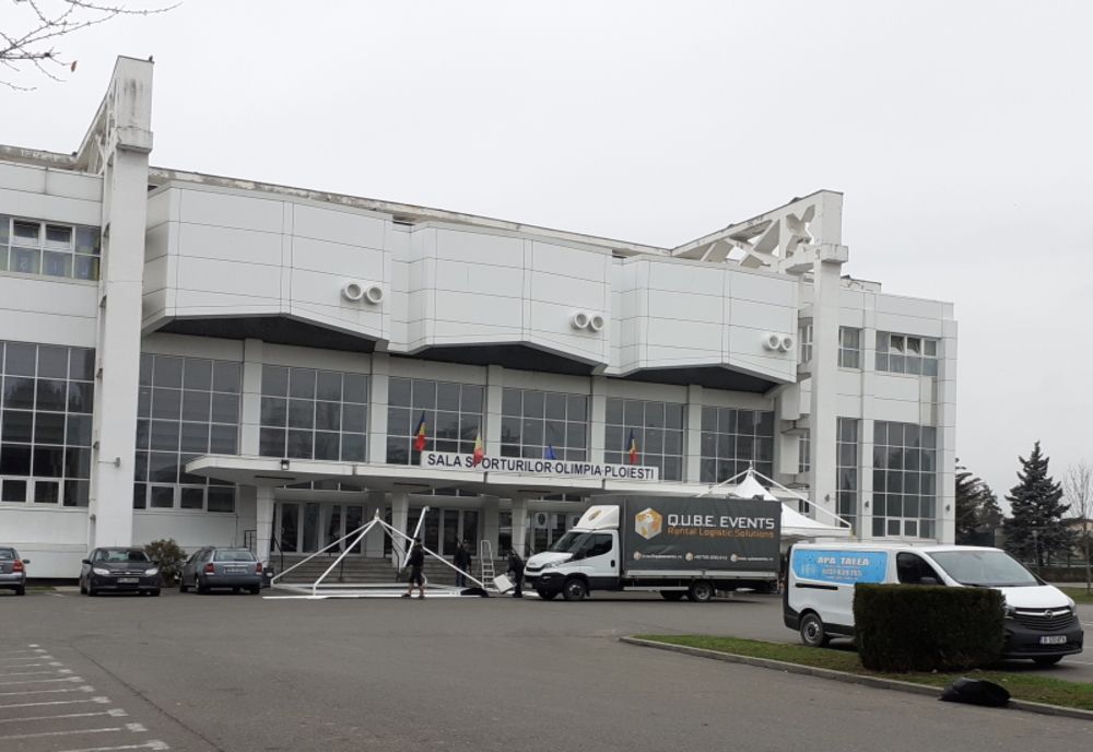 Reparații de fațadă! Sala Sporturilor frumos amenajată, în timp ce în spate este vandalizată
