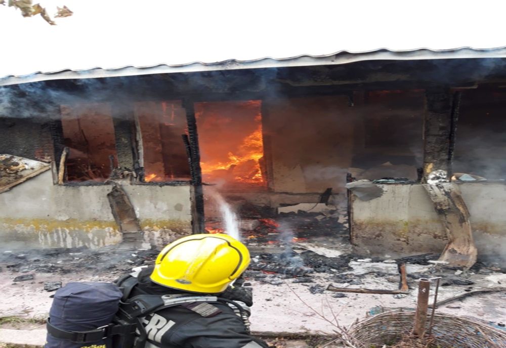 Incendiu violent în Ploiești. O casă a fost mistuită de flăcări