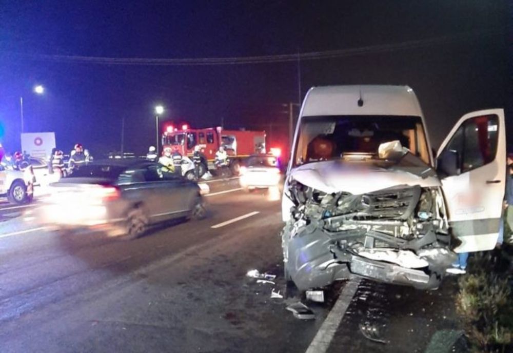 FOTO Microbuz cu 20 de pasageri, implicat într-un accident pe DN1, la Floreşti. 10 persoane rănite!