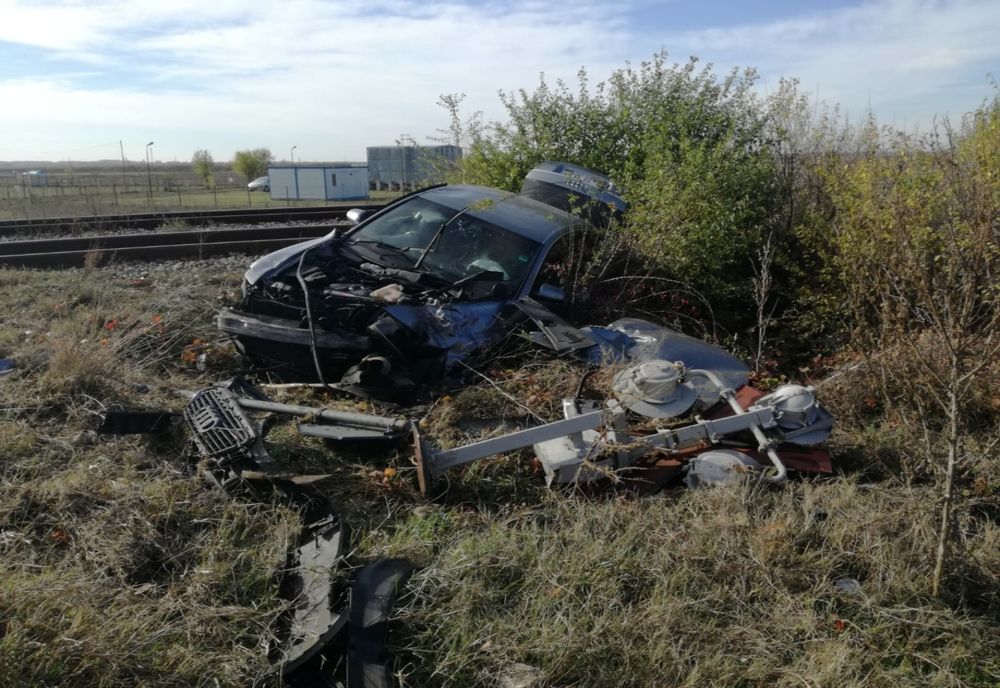 Mașină lovită de tren la Drăgănești! O persoană este rănită