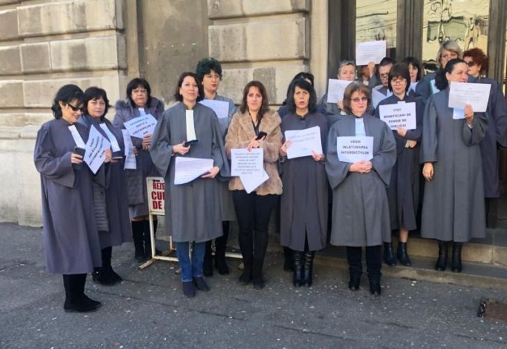 FOTO Protestul grefierilor din Ploieşti! Instanţele blocate!