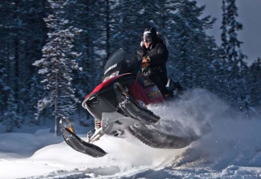 Snowmobil răsturnat într-un pârâu de lângă pârtia Azuga. Două persoane rănite!
