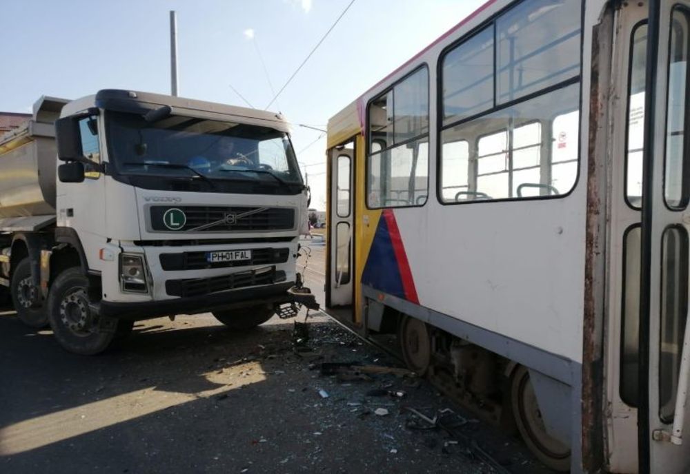 FOTO Tramvai lovit de o basculantă la Ploieşti