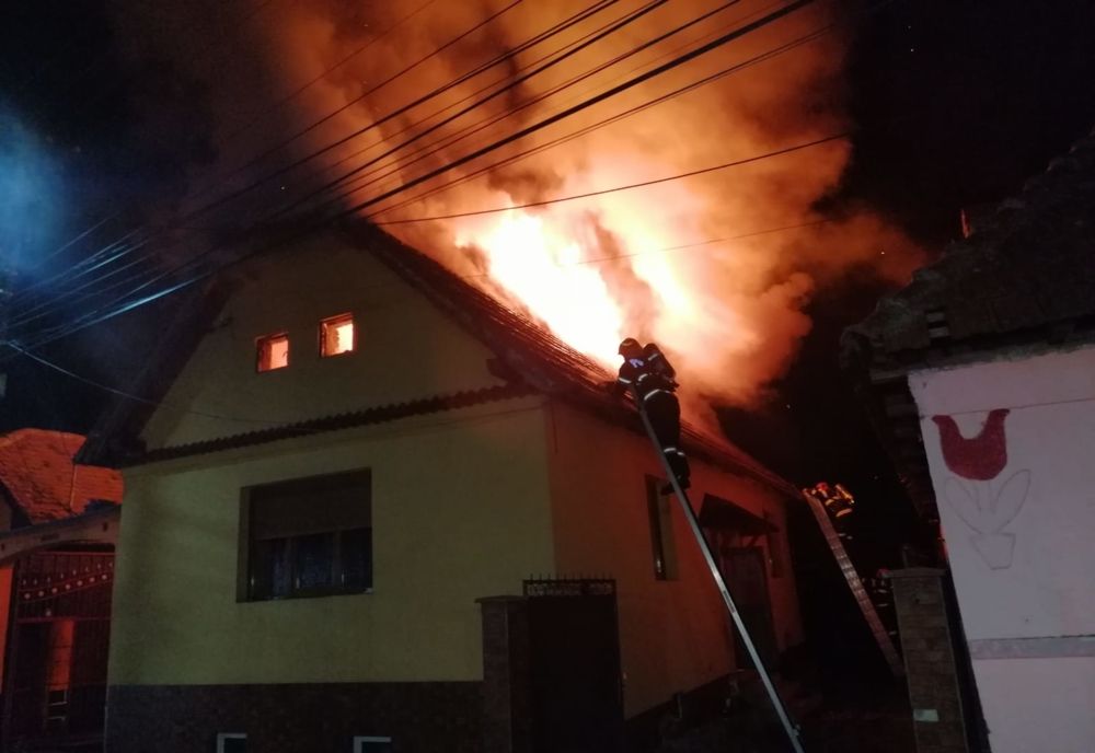Incendiu la o casă din comuna prahoveană Măneciu 