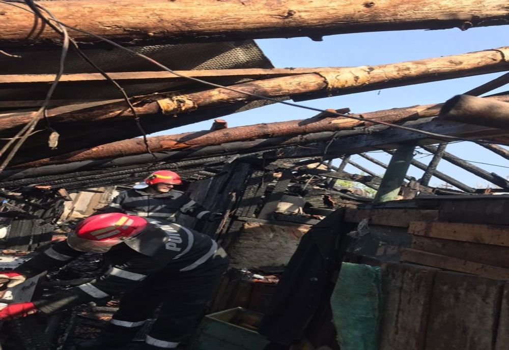 FOTO Incendiu violent la Mizil. Ard mai multe case